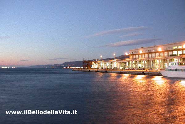 Lo specchio di mare a lato della Stazione Marittima di Trieste in una giornata di bora.