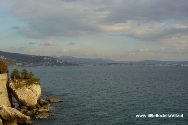 Una foto dal lungomare di Barcola... sullo sfondo: Trieste (inviata da Goblin)