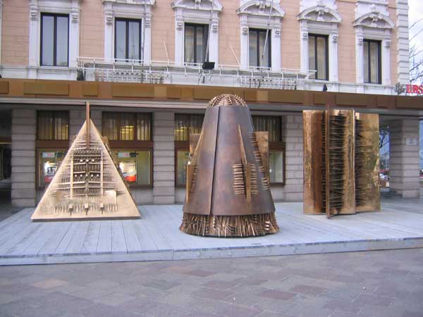 Sculture di Arnaldo Pomodoro esposte a Lugano (inviata da giuli)