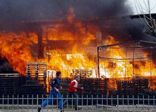 Incendio in una industria dolciaria di Castelgomberto di Vicenza (inviata da SalMessina)