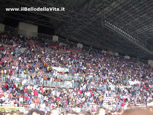 Concerto concluso, la curva comincia a svuotarsi.