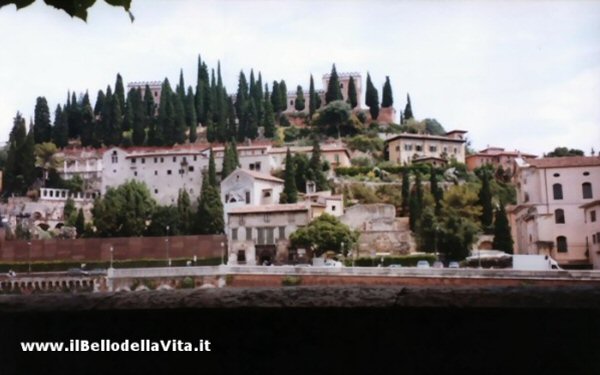 Castel S. Pietro domina dalla sua collina nel centro di Verona.