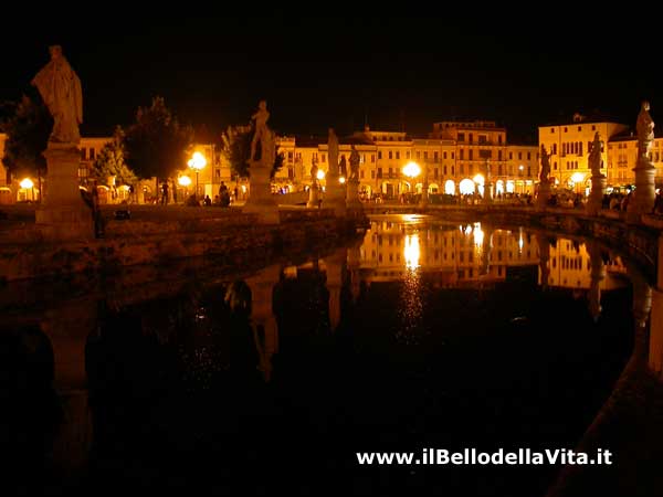 Piazza delle Erbe a Padova di notte.