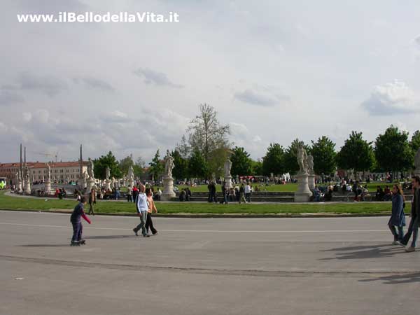 Piazza delle Erbe a Padova con le sue statue.